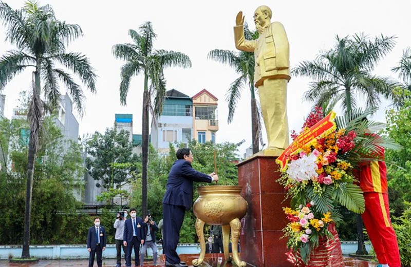 Thủ tướng Phạm Minh Chính, các đại biểu và đại diện đoàn thể thao Việt Nam dâng hương, dâng hoa tại tượng đài Chủ tịch Hồ Chí Minh - Ảnh: VGP/Nhật Bắc
