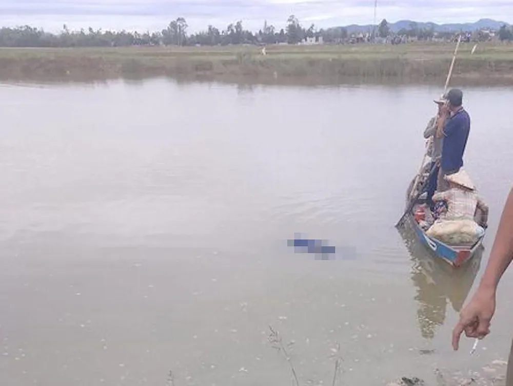 Thi thể nam thanh niên bị trói chặt chân, tay nổi trên sông. Ảnh: CTV