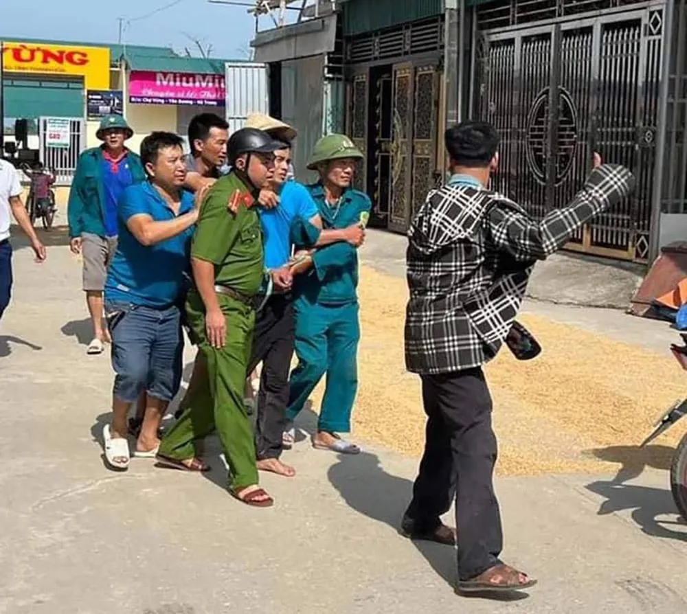 Triệu Quân Sự bị áp giải về trụ sở công an Triệu Quân Sự bị áp giải về trụ sở công an