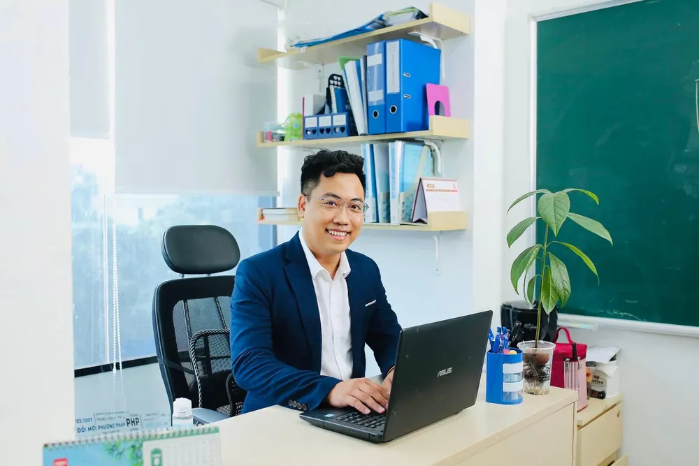 Thầy Đinh Đức Hiền - giáo viên môn Sinh học, thuộc hệ thống giáo dục HOCMAI. Ảnh: P.LIÊN