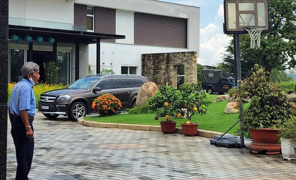 Xe công an bên trong trụ sở công ty Nguyễn Cường. Ảnh: V.TÙNG