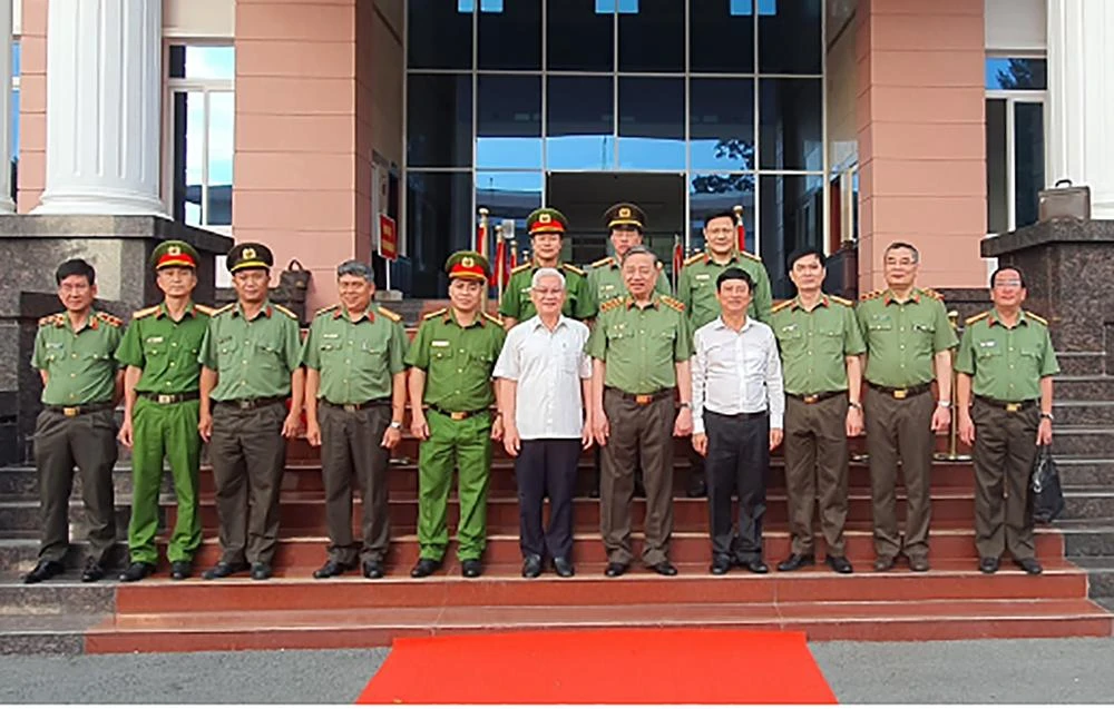 Bộ trưởng Tô Lâm chụp ảnh lưu niệm cùng lãnh đạo Tỉnh ủy, Ủy ban nhân dân và Công an tỉnh Bình Dương