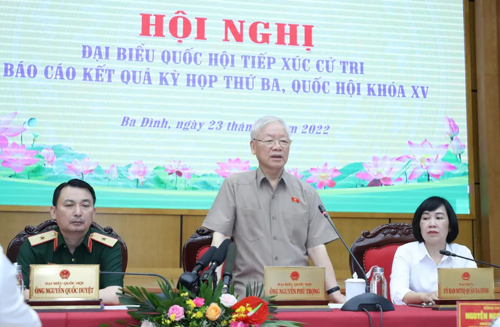 Tổng Bí thư và tổ đại biểu tại hội nghị tiếp xúc cử tri sáng 23-6. Ảnh: H.HẢI