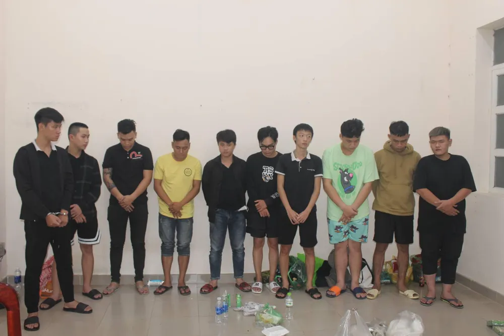 Các nghi can bị bắt vì liên quan vụ nổ súng ở TP Biên Hòa Các nghi can bị bắt vì liên quan vụ nổ súng ở TP Biên Hòa