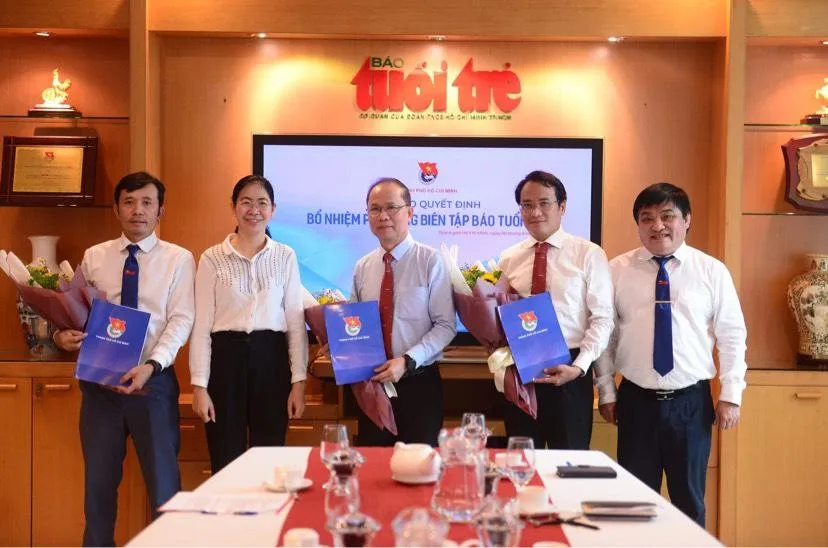 Từ trái qua: ông Trần Xuân Toàn - Phó Tổng biên tập báo Tuổi Trẻ; bà Phan Thị Thanh Phương - Bí thư Thành đoàn TP.HCM; ông Lê Xuân Trung - Phó Tổng biên tập báo Tuổi Trẻ; ông Nguyễn Hoàng Nguyên - Phó Tổng biên tập báo Tuổi Trẻ và ông Lê Thế Chữ - Tổng biên tập báo Tuổi Trẻ - Ảnh: TT Từ trái qua: ông Trần Xuân Toàn - Phó Tổng biên tập báo Tuổi Trẻ; bà Phan Thị Thanh Phương - Bí thư Thành đoàn TP.HCM; ông Lê Xuân Trung - Phó Tổng biên tập báo Tuổi Trẻ; ông Nguyễn Hoàng Nguyên - Phó Tổng biên tập báo Tuổi Trẻ và ông Lê Thế Chữ - Tổng biên tập báo Tuổi Trẻ - Ảnh: TT