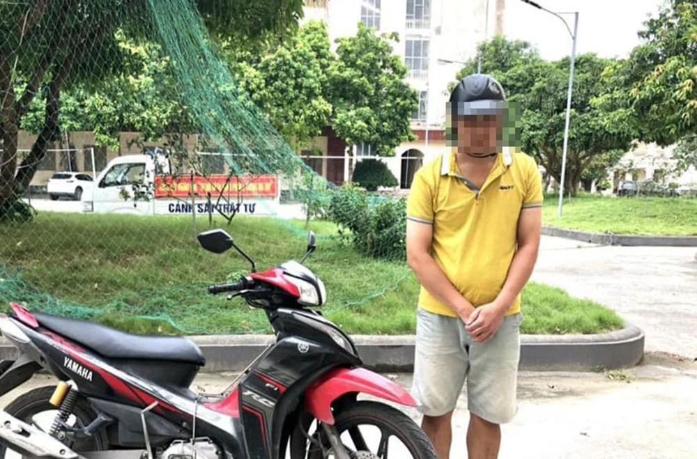 Lê Đức Ph bị công an bắt giữ sau khi nhận được đơn trình báo của 1 nữ sinh THPT trên địa bàn TP. Ninh Bình. Ảnh: Công an cung cấp