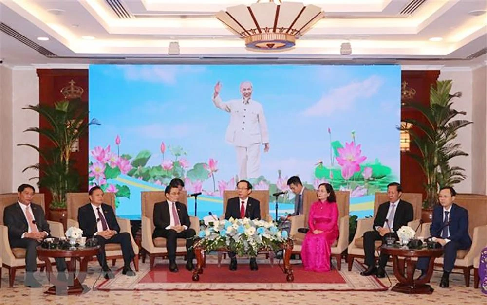 Bí thư Thành ủy Thành phố Hồ Chí Minh Nguyễn Văn Nên và các đại biểu tại buổi tiếp. (Ảnh: Thanh Vũ/TTXVN)