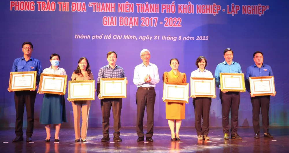 Tám tập thể được khen thưởng vì có nhiều nỗ lực thực hiện các giải pháp, mô hình nhằm triển khai thành công, có hiệu quả phong trào Thanh niên khởi nghiệp, lập nghiệp. Ảnh: THÚY NHI Tám tập thể được khen thưởng vì có nhiều nỗ lực thực hiện các giải pháp, mô hình nhằm triển khai thành công, có hiệu quả phong trào Thanh niên khởi nghiệp, lập nghiệp. Ảnh: THÚY NHI