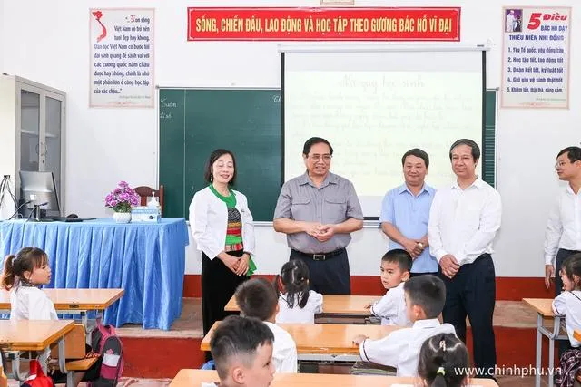 Thủ tướng ân cần thăm hỏi các em học sinh - Ảnh: VGP/Nhật Bắc