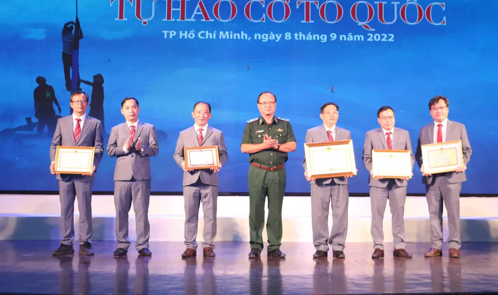 Thiếu tướng Nguyễn Hoài Phương, Phó Tư lệnh Bộ đội biên phòng trao bằng khen cho tập thể báo Người Lao Động. Ảnh: THÚY NHI