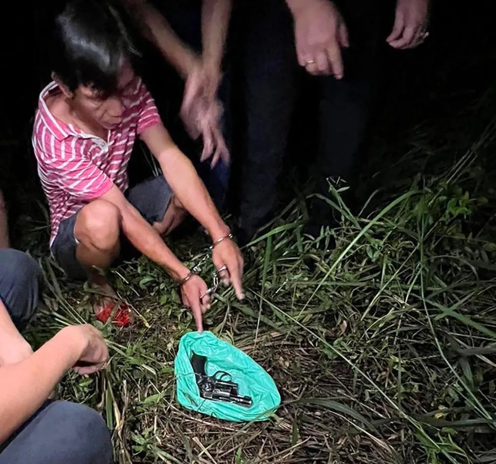 Công an khám xét, thu giữ khẩu súng Dũng sử dụng khi gây án Công an khám xét, thu giữ khẩu súng Dũng sử dụng khi gây án