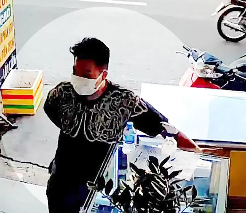 Người phụ nữ tiếp cận chiếc tủ, nơi để các điện thoại đắt tiền để trộm cắp. Ảnh chụp từ clip Người phụ nữ tiếp cận chiếc tủ, nơi để các điện thoại đắt tiền để trộm cắp. Ảnh chụp từ clip