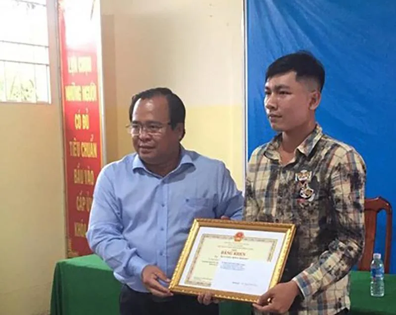 Phó chủ tịch tỉnh Cà Mau, ông Nguyễn Minh Luân trao Bằng khen cho anh Nguyễn Hiền Phong. Ảnh UBND tỉnh Cà Mau. Phó chủ tịch tỉnh Cà Mau, ông Nguyễn Minh Luân trao Bằng khen cho anh Nguyễn Hiền Phong. Ảnh UBND tỉnh Cà Mau.