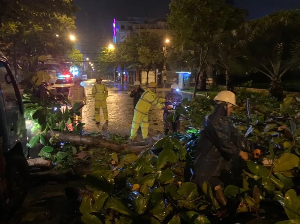 Lực lượng dọn cây xanh trên đường Hùng Vương, quận Hải Châu, Đà Nẵng. Ảnh: H.H