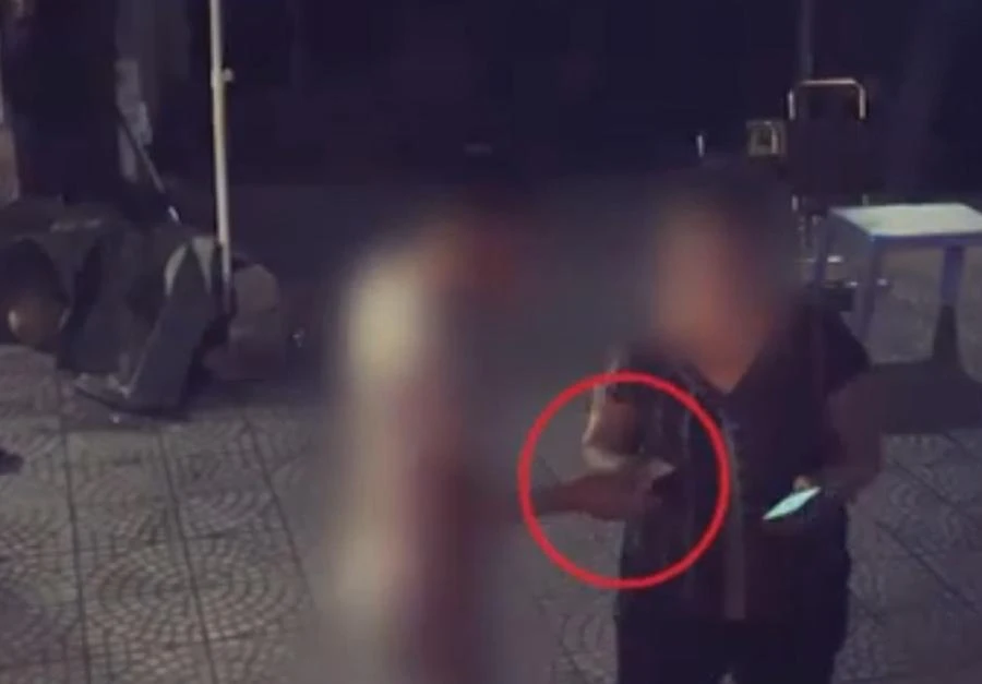 Tuấn yêu cầu đưa tiền “bảo kê” cho một phụ nữ bán quán nước tại khu vực ngã tư Vũng Tàu.