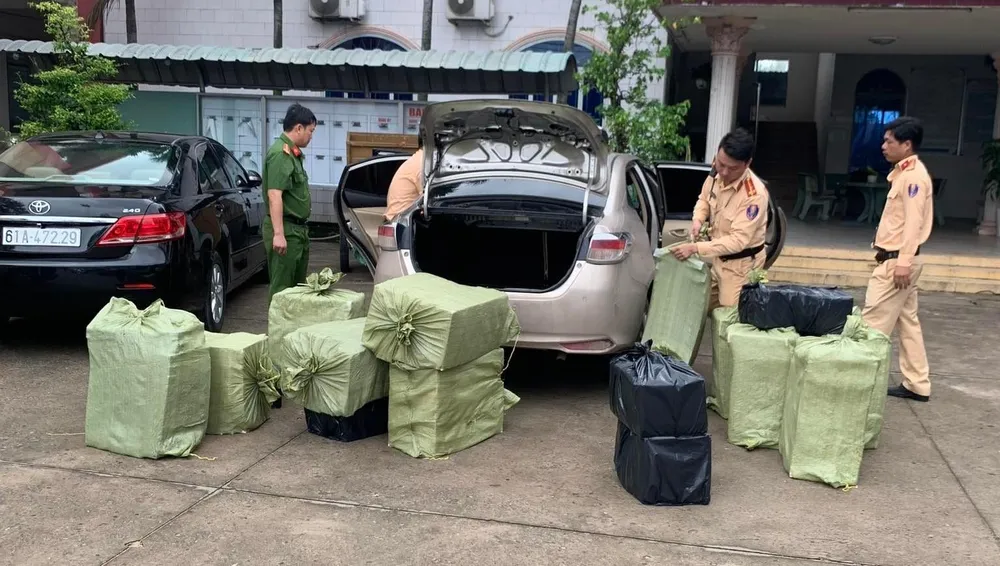 Tài xế bỏ xe chạy, để lại ô tô chứa đầy thuốc lá lậu Tài xế bỏ xe chạy, để lại ô tô chứa đầy thuốc lá lậu