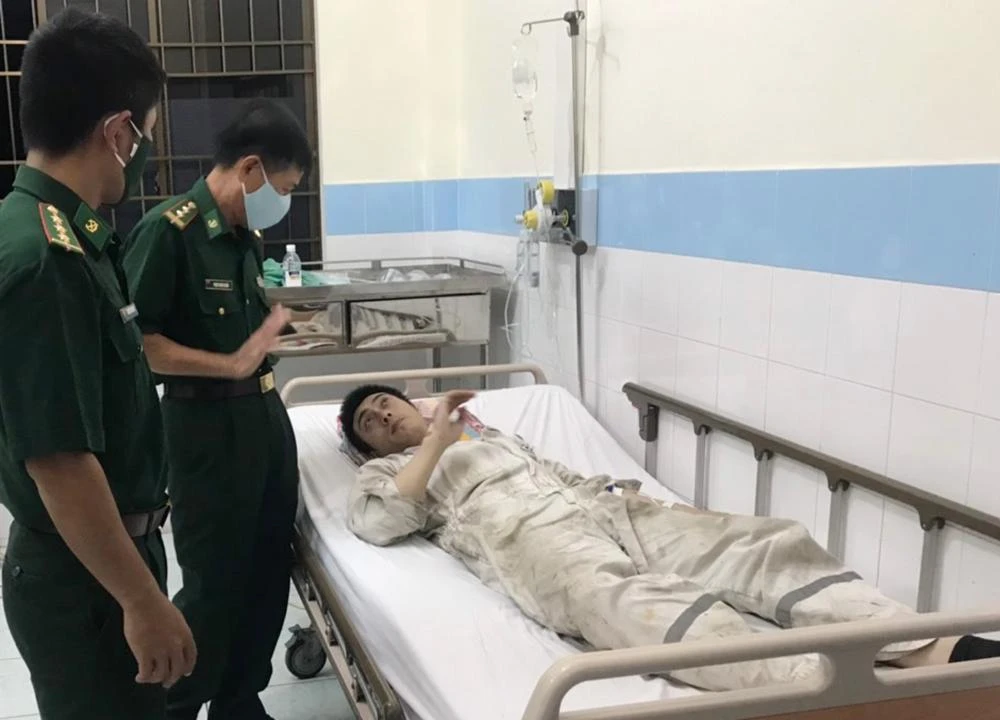 Các chiến sĩ Biên phòng đang tìm hiểu thông tin từ một bệnh nhân tỉnh táo. Ảnh: BP