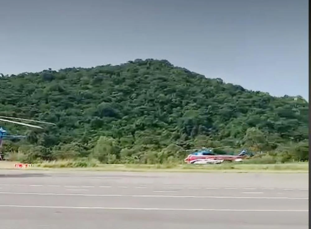 Trực thăng cứu hộ chuyển các thuyền viên gặp nạn từ tàu vào sân bay Cỏ Ống. Ảnh: CTV