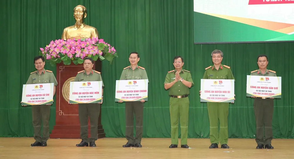 Trao tặng 10 máy tính trị giá 120 triệu đồng cho công an năm huyện ngoại thành. Ảnh: THÚY NHI