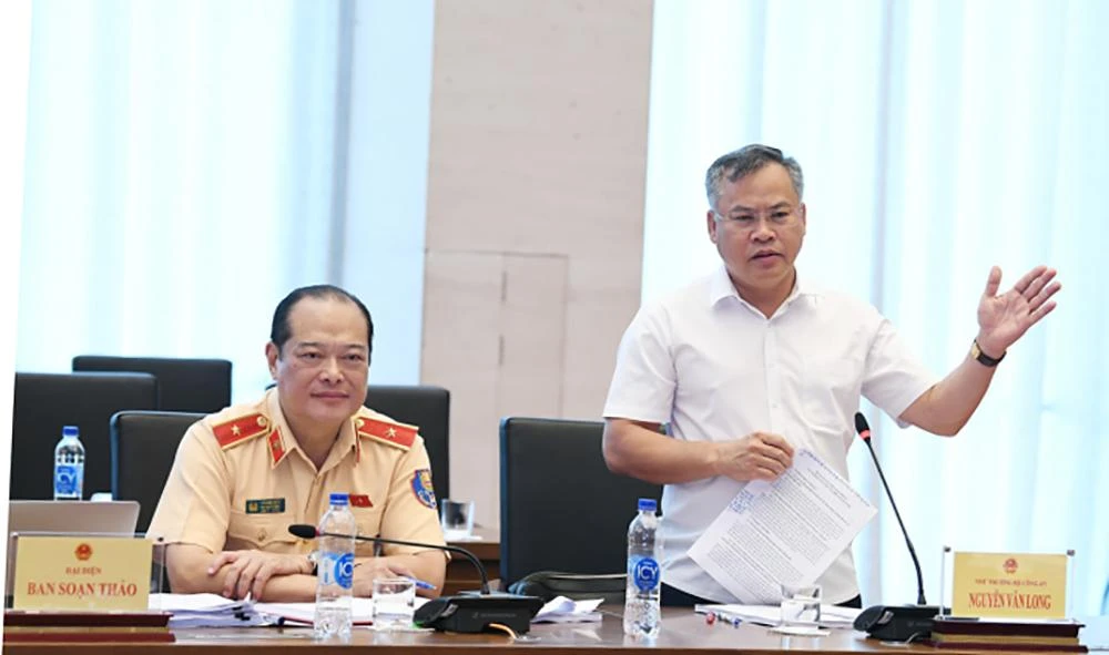 Thứ trưởng Bộ Công an Nguyễn Văn Long phát biểu tại phiên họp