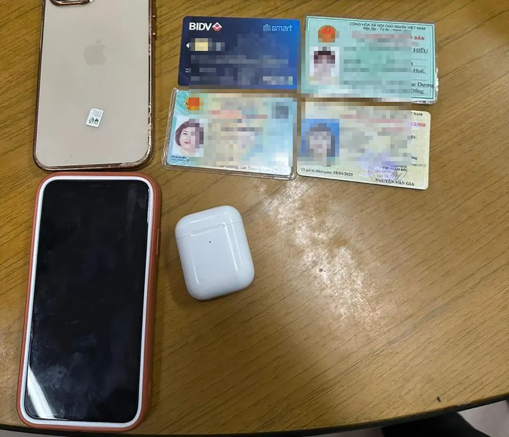 Tang vật vụ cướp giật công an thu giữ được. Ảnh: CACC