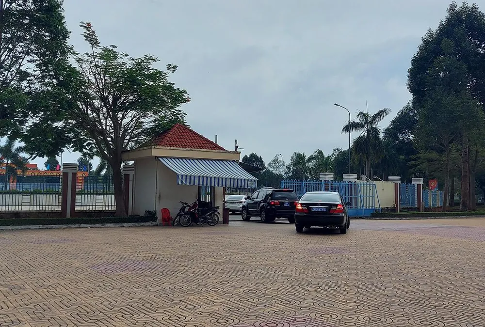 Gần 14 giờ ngày 29-10, xe của Bộ Công an đưa các bị can rời khỏi trụ sở UBND huyện Đất Đỏ. Ảnh: K.L