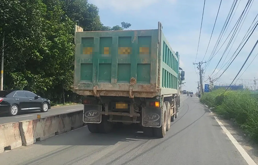 Xe ben vi phạm mà chúng tôi phản ánh cho Cục Đăng kiểm Việt Nam và Phòng CSGT Công an TP.HCM. Ảnh: TỰ SANG Xe ben vi phạm mà chúng tôi phản ánh cho Cục Đăng kiểm Việt Nam và Phòng CSGT Công an TP.HCM. Ảnh: TỰ SANG