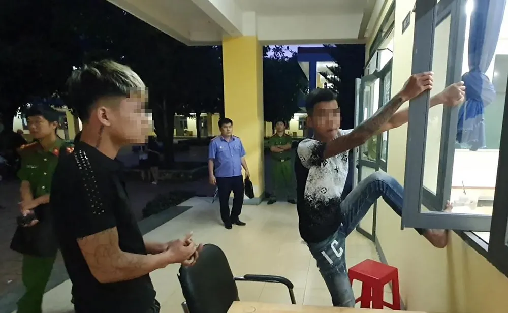 Thực nghiệm hiện trường vụ trộm cắp 16 máy tính xách tay. Ảnh: AX