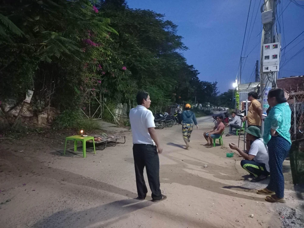 Gia đình một nạn nhân lo hậu sự. Ảnh: CTV