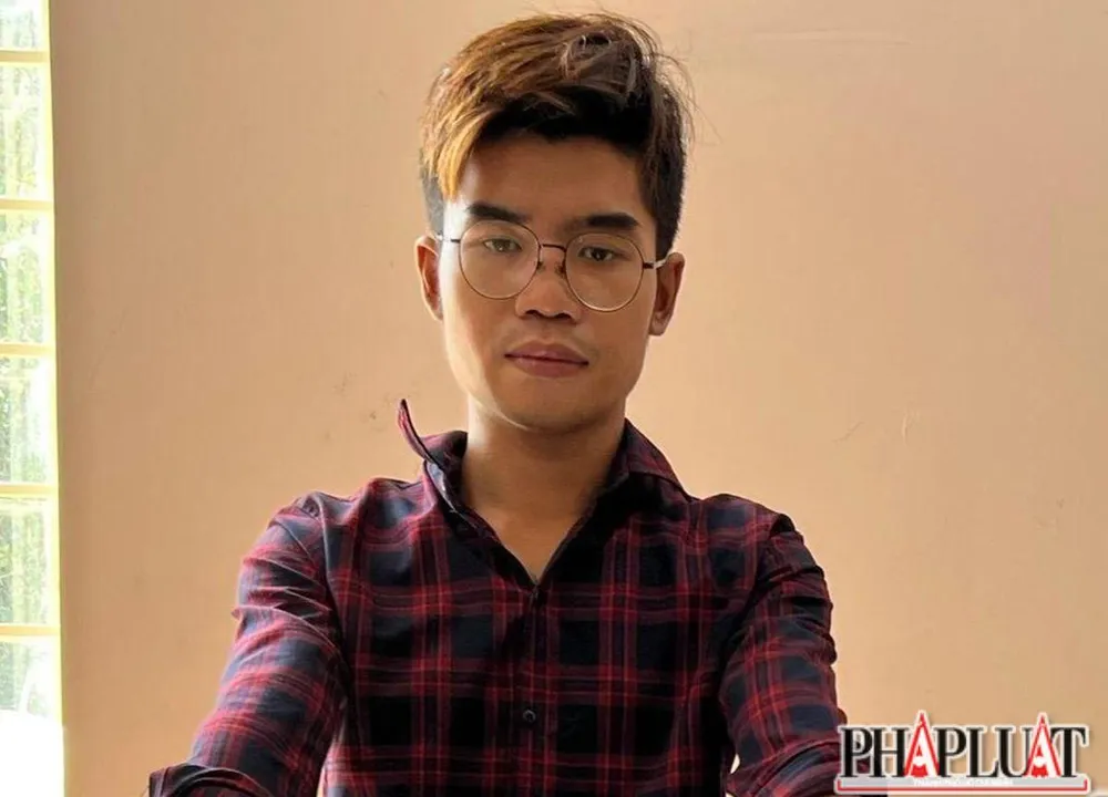 Khang khai nhận đã lên mạng mua súng đạn về chế tạo lại rồi đem bán. Ảnh: VÕ TÙNG Khang khai nhận đã lên mạng mua súng đạn về chế tạo lại rồi đem bán. Ảnh: VÕ TÙNG