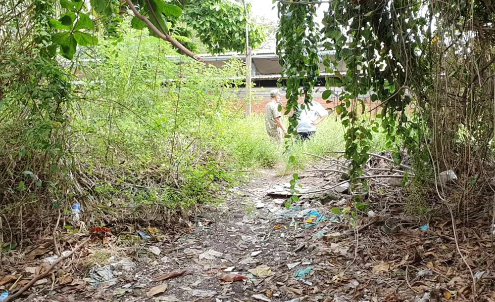 Lực lượng chức năng phường 13, quận Bình Thạnh có mặt ở khu vực người nghiện làm &quot;bãi đáp&quot; tiêm chích