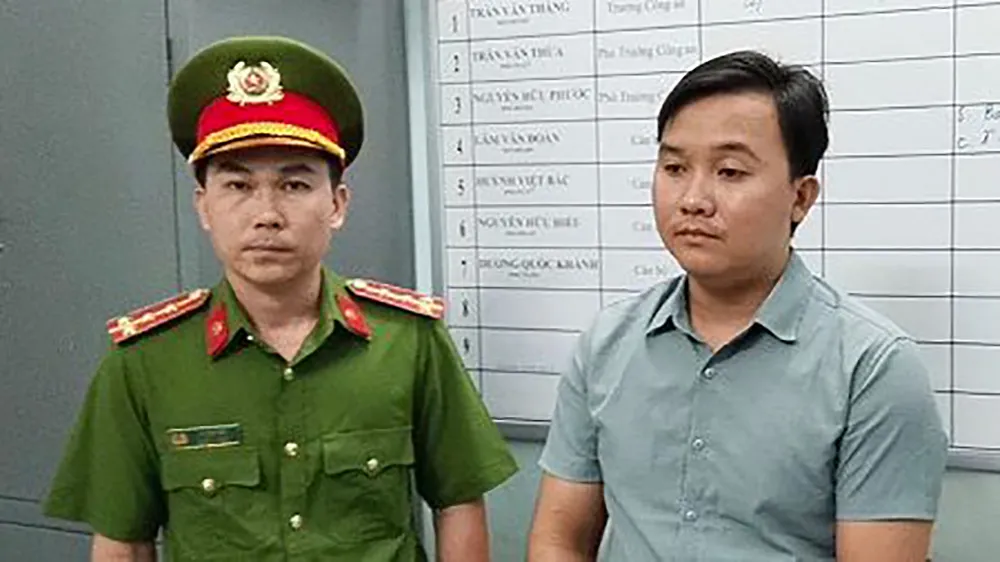 Công an thực hiện lệnh bắt tạm giam bị can Nguyễn Việt Trí. Ảnh: ĐẠT NHÂN