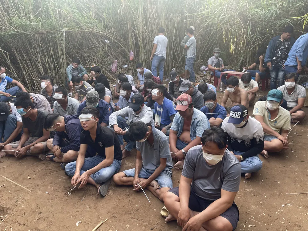 Công an ập vào bãi lau sậy, bắt 32 người đang đánh bạc và tổ chức đánh bạc. Ảnh: HT Công an ập vào bãi lau sậy, bắt 32 người đang đánh bạc và tổ chức đánh bạc. Ảnh: HT