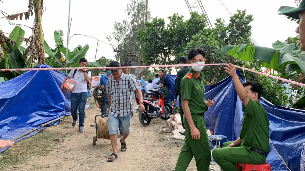 Đội dò tìm camera rời hiện trường Đội dò tìm camera rời hiện trường