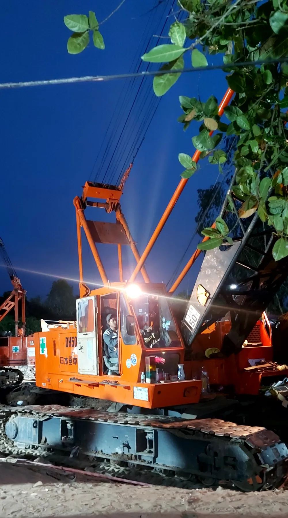 Lực lượng cứu hộ túc trực giải cứu Lực lượng cứu hộ túc trực giải cứu