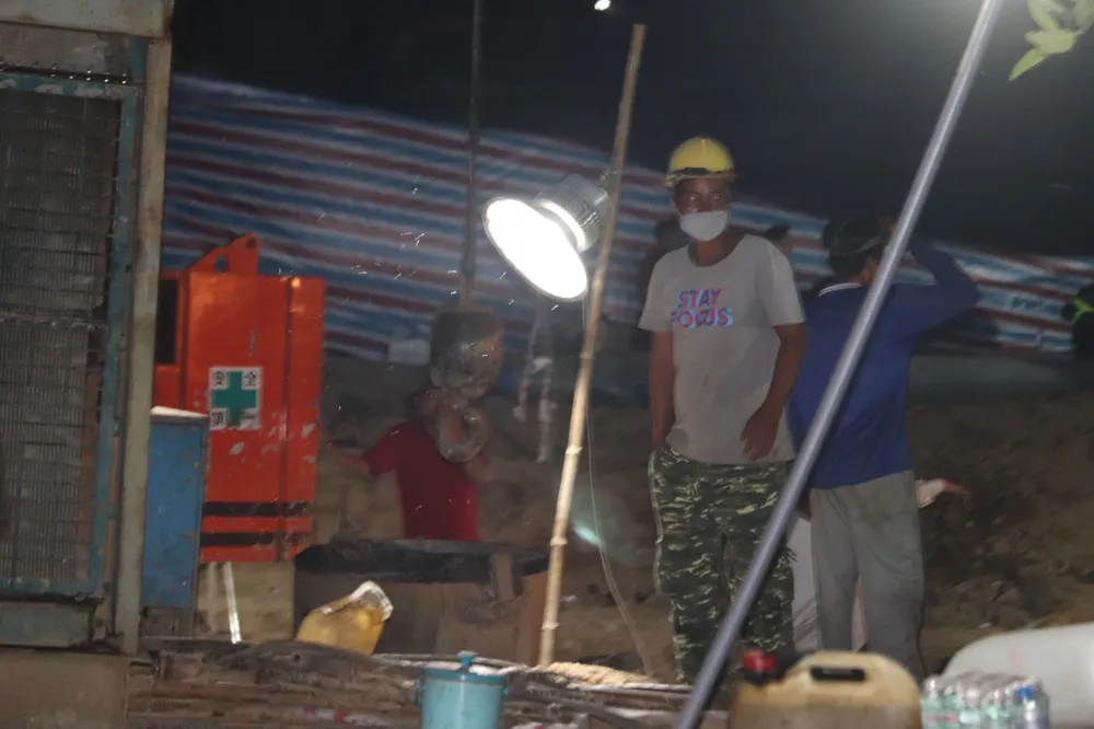 Dự kiến đêm nay sẽ hoàn tất giải cứu bé rơi vào ống trụ bê tông sâu 35 m ảnh 67 Dự kiến đêm nay sẽ hoàn tất giải cứu bé rơi vào ống trụ bê tông sâu 35 m ảnh 67