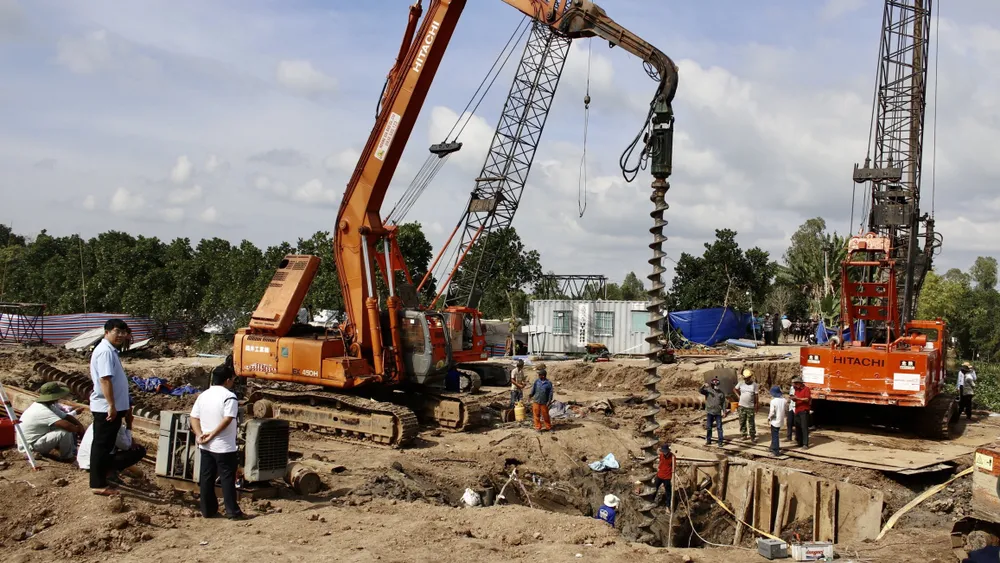 Dự kiến đêm nay sẽ hoàn tất giải cứu bé rơi vào ống trụ bê tông sâu 35 m ảnh 58 Dự kiến đêm nay sẽ hoàn tất giải cứu bé rơi vào ống trụ bê tông sâu 35 m ảnh 58