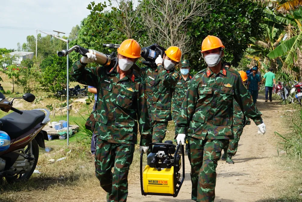 Các lực lượng cứu hộ đang khẩn trương cứu cháu bé Các lực lượng cứu hộ đang khẩn trương cứu cháu bé