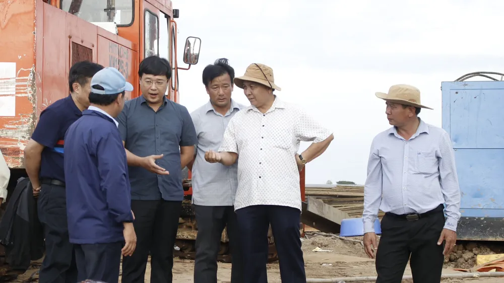 Bí thư tỉnh ủy Đồng Tháp Lê Quốc Phong đến hiện trường chỉ đạo công tác cứu hộ Bí thư tỉnh ủy Đồng Tháp Lê Quốc Phong đến hiện trường chỉ đạo công tác cứu hộ