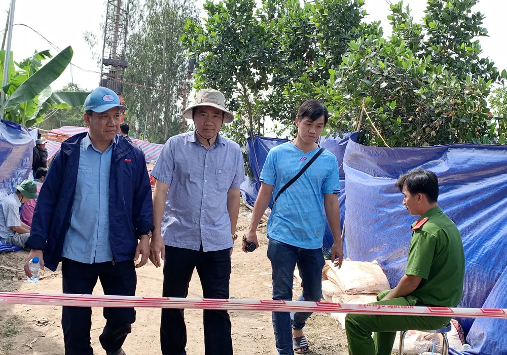 Ông Phạm Thiện Nghĩa và Đoàn Tấn Bửu có mặt hiện trường tiếp tục chỉ đạo công tác cứu hộ. Ông Phạm Thiện Nghĩa và Đoàn Tấn Bửu có mặt hiện trường tiếp tục chỉ đạo công tác cứu hộ.