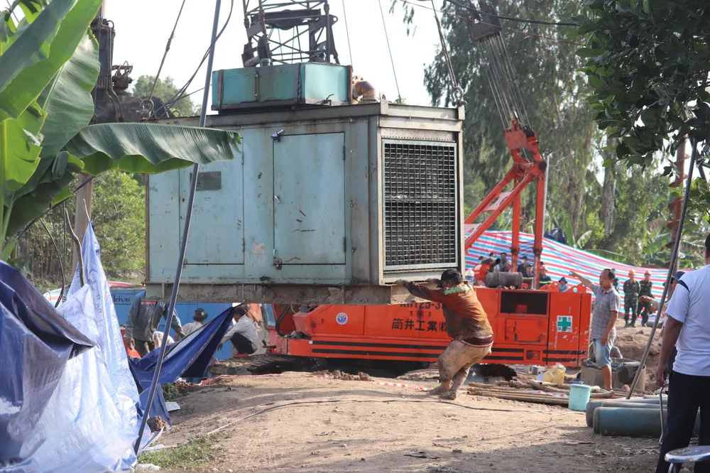 Dự kiến đêm nay sẽ hoàn tất giải cứu bé rơi vào ống trụ bê tông sâu 35 m ảnh 54 Dự kiến đêm nay sẽ hoàn tất giải cứu bé rơi vào ống trụ bê tông sâu 35 m ảnh 54