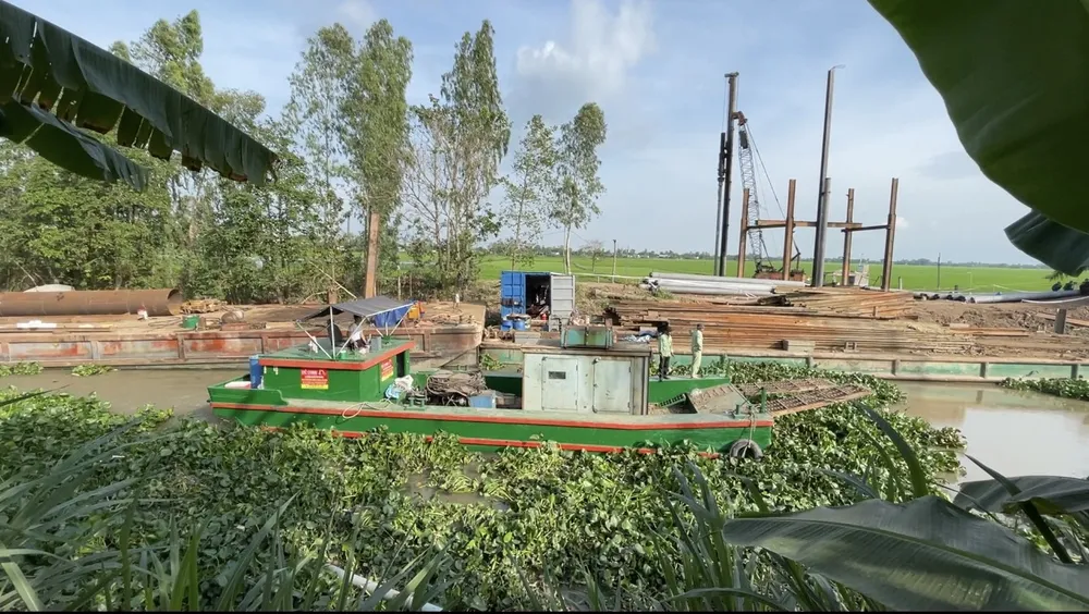 Dự kiến đêm nay sẽ hoàn tất giải cứu bé rơi vào ống trụ bê tông sâu 35 m ảnh 52 Dự kiến đêm nay sẽ hoàn tất giải cứu bé rơi vào ống trụ bê tông sâu 35 m ảnh 52