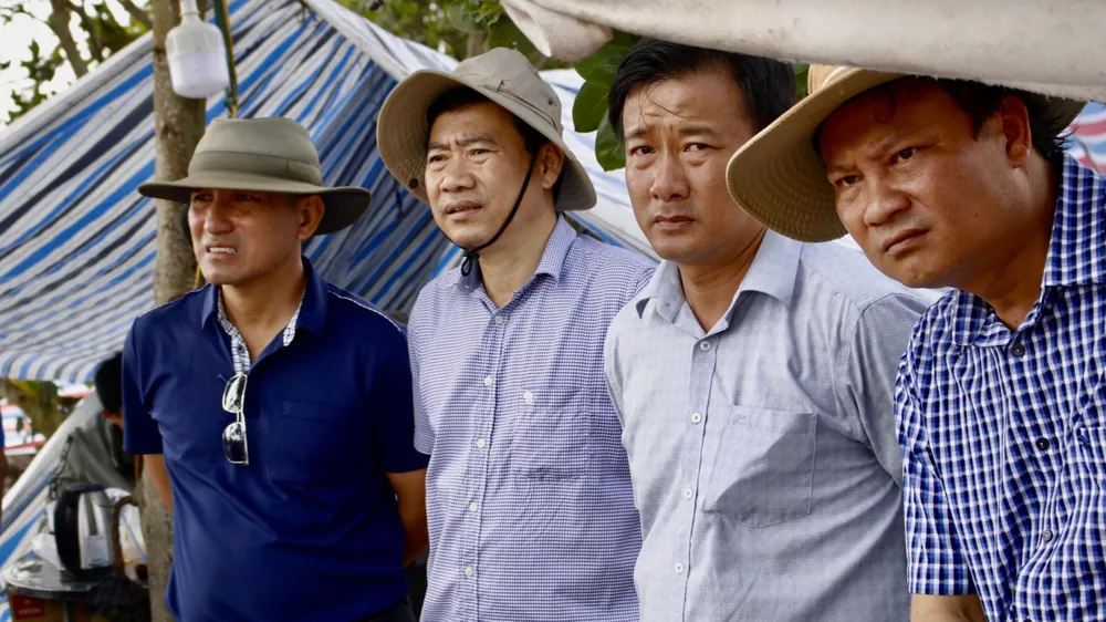 Chủ tịch UBND tỉnh Đồng Tháp (thứ hai từ trái qua) túc trực tại hiện trường Chủ tịch UBND tỉnh Đồng Tháp (thứ hai từ trái qua) túc trực tại hiện trường