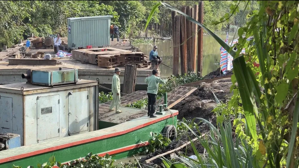 Dự kiến đêm nay sẽ hoàn tất giải cứu bé rơi vào ống trụ bê tông sâu 35 m ảnh 53 Dự kiến đêm nay sẽ hoàn tất giải cứu bé rơi vào ống trụ bê tông sâu 35 m ảnh 53