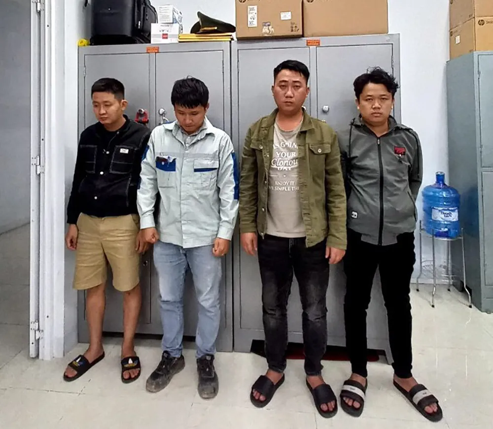 Các nghi can trong đường dây đánh bạc bị công an Quảng Ngãi phát hiện. Ảnh: H.HÀ