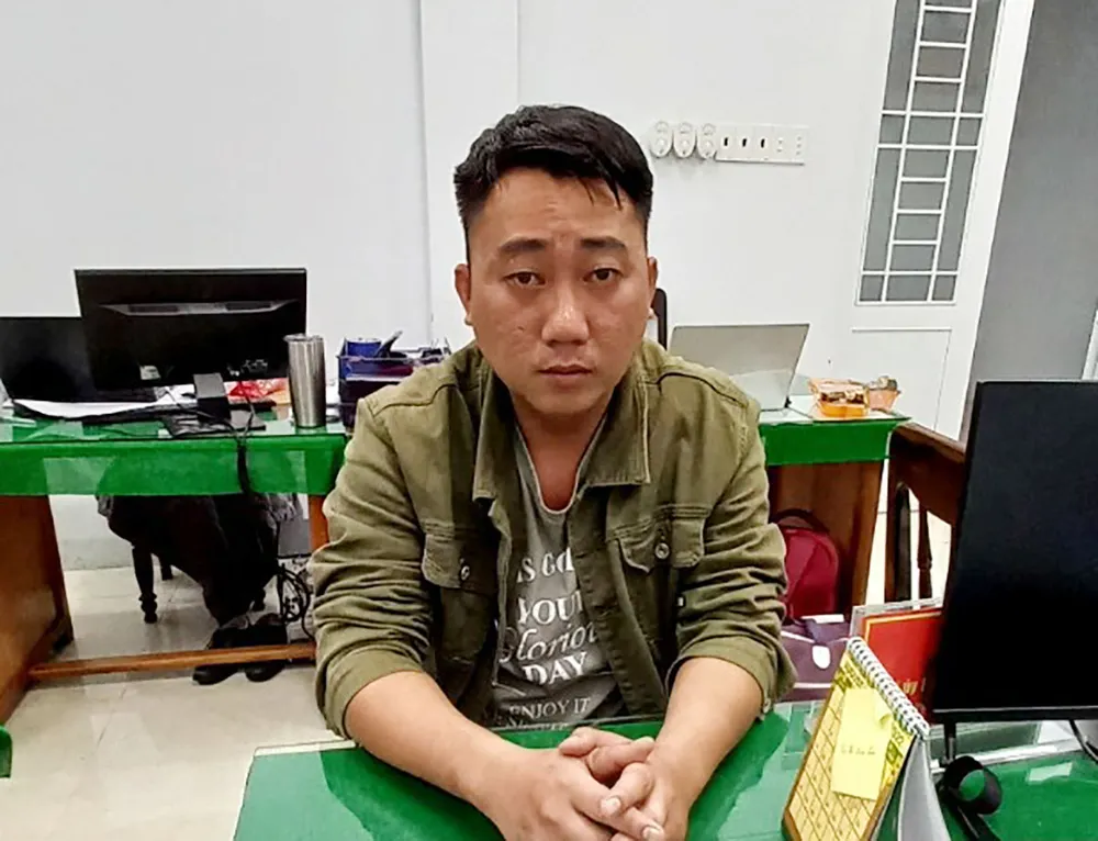 Nghi can Phạm Quốc Hùng tại công an. Ảnh; H.HÀ