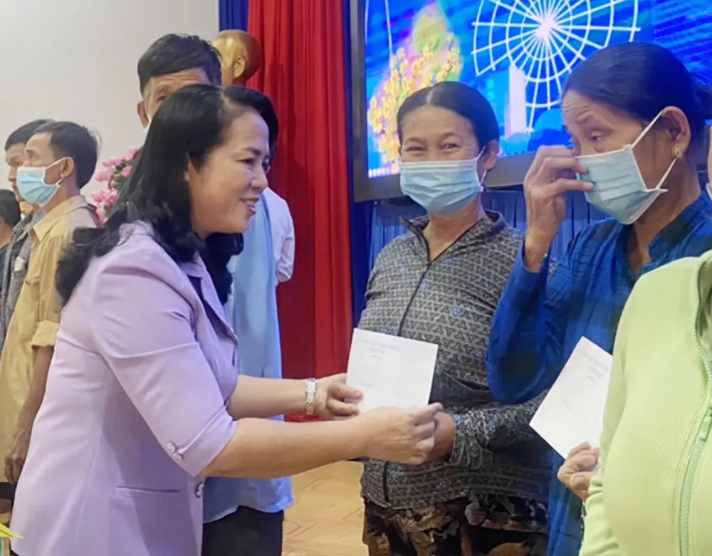 Bà Trần Kim Yến, Chủ tịch Ủy ban MTTQ Việt Nam TP.HCM tặng quà các gia đình ở Tây Ninh. Ảnh: HOÀNG ANH. Bà Trần Kim Yến, Chủ tịch Ủy ban MTTQ Việt Nam TP.HCM tặng quà các gia đình ở Tây Ninh. Ảnh: HOÀNG ANH.