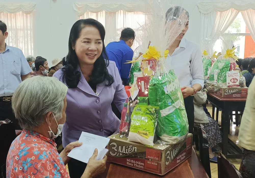 Bà Trần Kim yến trao quà Tết cho các hộ dân Bà Trần Kim yến trao quà Tết cho các hộ dân