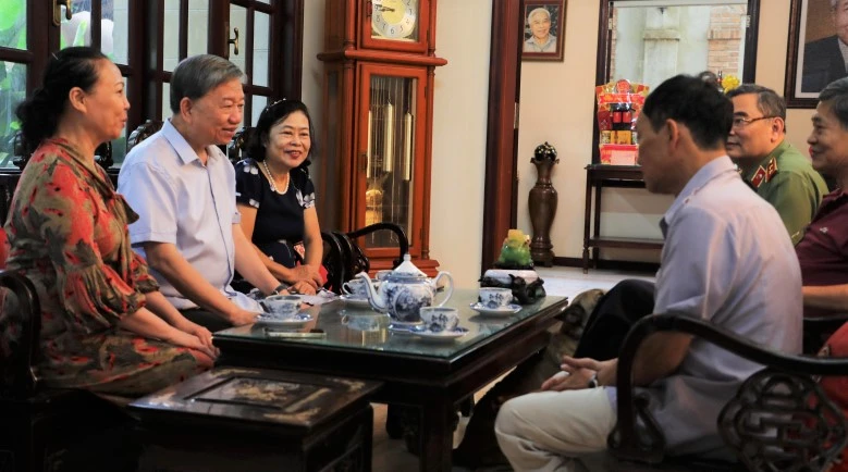 Bộ trưởng Tô Lâm thăm hỏi, chúc Tết thân nhân gia đình cố Bộ trưởng Phạm Hùng.