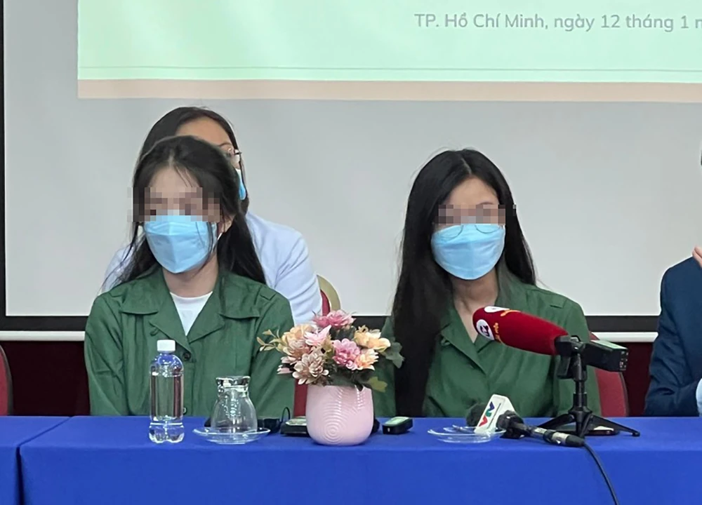 Nữ sinh viên quay clip kể lại sự việc. Ảnh: N.YÊN